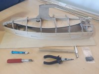 Avanzando en la 1ª capa del forrado del casco.jpg