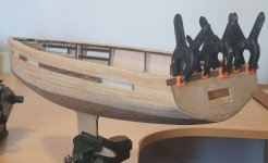 Iniciando forrado del espejo de popa.jpg Iniciando forrado del espejo de popa.jpg