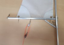 Botavara montada en el mástil.jpg