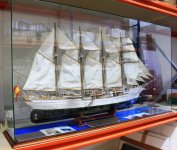 FOTO 2 - EL MODELO EN SU VITRINA.JPG