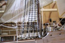 FOTO 46 - JARCIA FIRME - TENSORES DE AMURA Y ESCALA DEL TRINQUETE - ESTRIBOR - 1.JPG