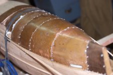 Detalle del forrado (no acabado) de cobre, del casco de presion, por popa (decorativo).jpg