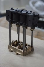 Bloque motor Stuart Twin sobre bancada terminados.JPG