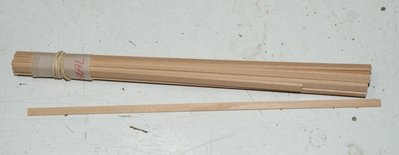 Corto la madera necesaria para realizar uno de los tambuchos. El otro lo mostraré  prácticamente terminado.