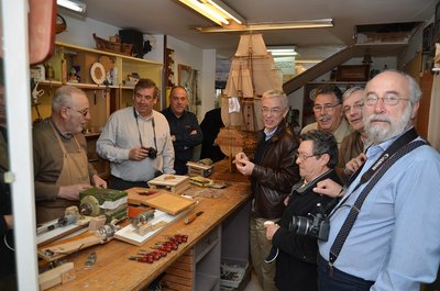 Los asistentes en un rincon del astillero. Incluido Araola al que pudimos poner cara y saludarle. El que está detars de la camara soy yo