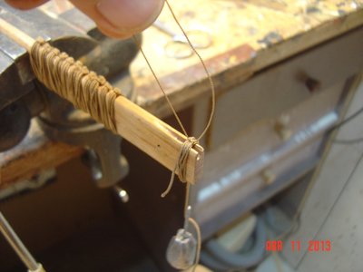 Ato la aduja con el nudo constrictor que permite cortar las puntas del hilo completamente al ras, luego una mano de tapaporos para que aguanten la forma