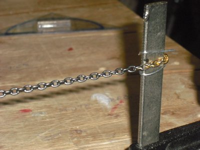 cadenas con una manita de oxido.