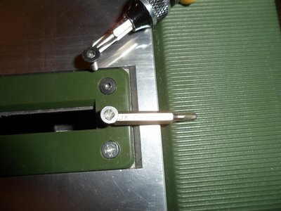 Empezamos modificaciones cabiar sustituir tornillos de fabrica de cubierta de hendidura de estrella que se muesquan por uso por tornillos de llave allen que duran mas y quedan mas planos cortes sin molestias.