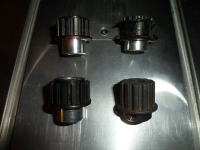 Sustitucion del piñon del eje motor que bien en plastico Abs por uno de metal para que no suceda esto en el futuro pues el eje quema el piñon de platico cuando la correa o el dico se encalla en la madera.