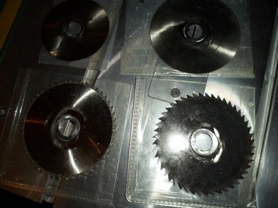 Tambien podemos hacer las reduciones de discos de otras maquinas a la proxxon pues esta el eje es de 10 mm asi los podremos usar siempre y cuando entre en las tolerancias de 50 a 85 mm de dimension del disco.