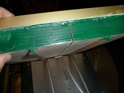 Los fresados en madera para el guiado en las endiduras de la mesa tiene una proteción de aluminio para aguantar mas los envites....
