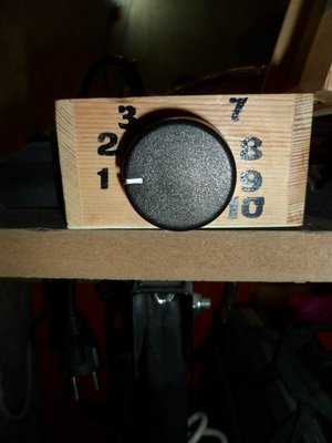 Boton del regulador para bajar o subir la potencia tiene pintado los distintos puntos de intesidad del 1 al 10 diez mas o menos calculados con un motor en sus intervalos y un medidor de potencia.