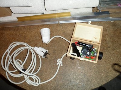 En esta foto podeis apreciar la caja abierta con todos su componentes los fusibles, el disipador, el interruptor de encendido, el regulador de intesidad, los cables de conexión clavija blanca macho y hembra para enchufar a cualquier motor monofasico de no mas de 2 Cv 1500w con esto dais servicio a todas las maquinas que se os ocurra siempre que no tengan corte de encendido.