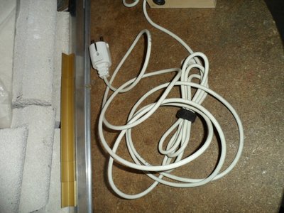 Cables blancos de conexión a los motores y a la corriente....