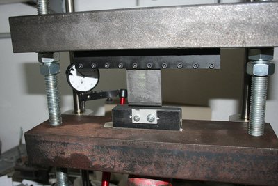 Detalle de la prensa con el utillaje montado y el comparador montado. La matriz esta sujeta con cinta de doble cara.