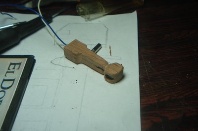 para pasar el cable hacemos un taladro y luego una ranura pequeña.. para no debilitar la carcasa de madera.