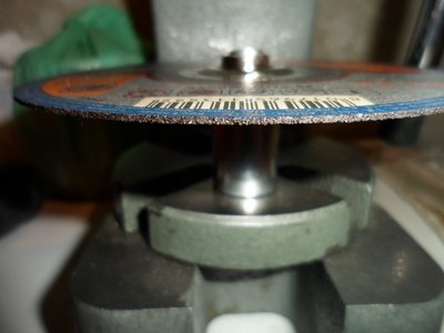 Pasamos a la colocación en la prensa, tratamos de dar el centrado del eje y el angulo, la colocación en la maquina de prensando es primordial, tambien se podria realizar con una maza o martillo de peso, para dar la fuerza necesaria para su cerrado.....