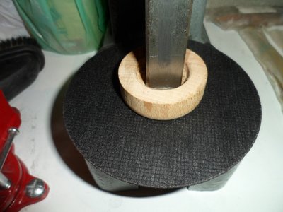 Seguimos aplanado del disco mediante tapon de madera de un frasco viejo....