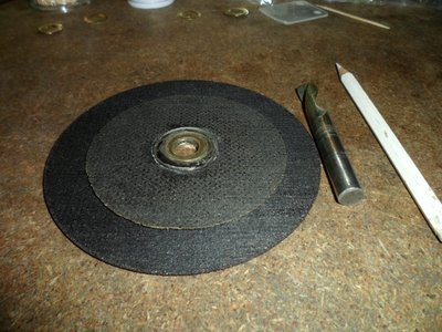 Procedemos ahora a realizar el corte del disco para rebajarlo a la medida de las maquinas proxxon, con otro disco tomamos la medida, necesitamos un lapiz de color blanco y una fresa o broca de 10 mm para tomar el centro.