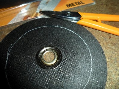 Procedemos a relizar el corte para esto necesitaremos unas tijeras de cortar metal....