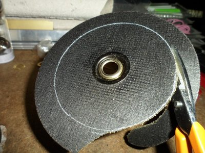 Empezamos a cortar el disco con la mano y la tijera de metal no es muy dificil......