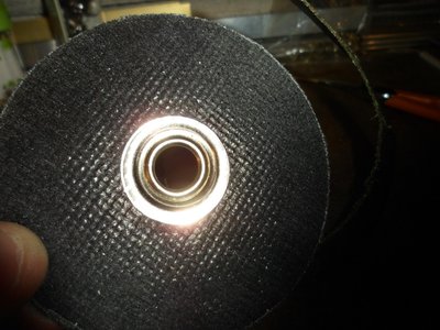 El disco cortado ahora tendremos que poner unos discos ojales de latón de 10 mm esto van pegados.....