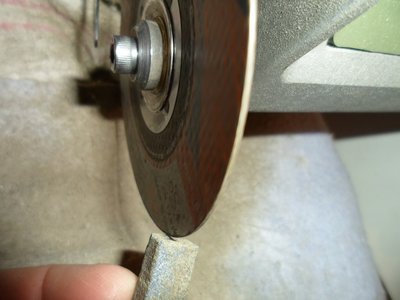 Empezamos a balancear el disco con piedra de corindon, para ello lo podemos poner en la retestadora o en alguna maquina que tenga eje de 10 mm y con mucha paciencia rebajamos disco para su balanceo y que el giro lo realice correcatamente...
