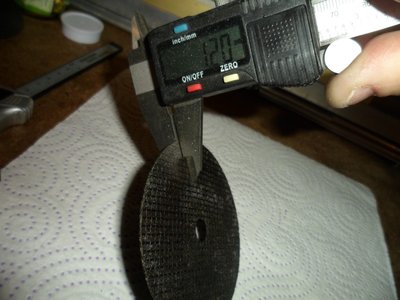 El disco original de proxxon da una medida en calibre de 1.20 mm con el que yo he realizado podemos dar cortes mas finitos aprobechamos material da cortes de 0,80 decimas.....