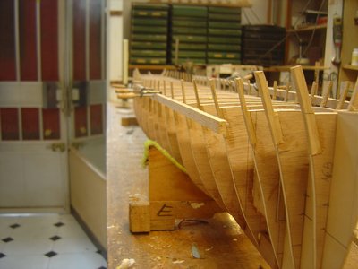 El mismo sistema que en el Giralda, barra de tubo rectangular de aluminio para dar robustez a la estructura y cuadernas mamparo con barraganetes provisionales de roble