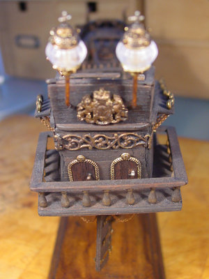 Fanales y balconada de popa, con puertas
