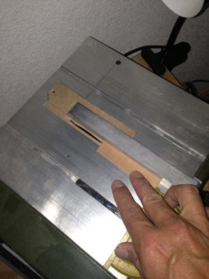 Cortando listones con la sección deseada para formar el armazón.