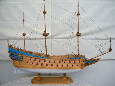 Esos dos cabos que se ven a la izquierda de la imagen, sujetando el mesana, no figuran en el plano; pero había que hacer algo para que no se fuese hacia adelante.