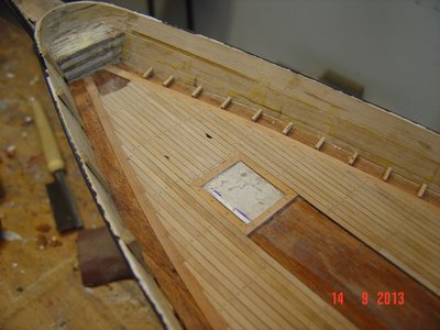 Cubierta de madera de peral, 2,5mm de ancho,  1mm de grueso y tapines de o,6mm, el barnizado de momento una mano de tapaporos al agua.
