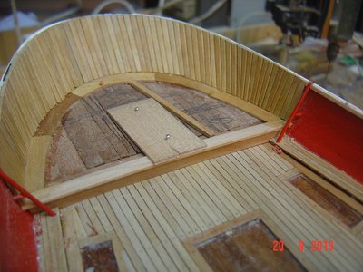Altillo de popa el forrado de la borda con madera de peral.