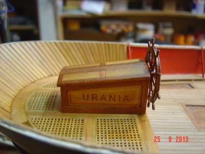 Enjaretado de boj oscurecido, la caseta del timón es de madera de ukola y peral.