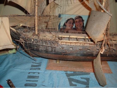 En esta imagen podemos ver el estado del  velamen y de fondo una foto mia con mi novia, si, ese soy yo...