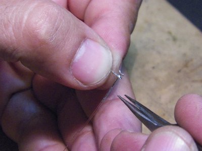 Los hago con alambre de cobre obtenido de un trozo de cable multifilamento. Una vez obtenida la forma de yunque le aplico soldadura de estaño para unificar todo y que parezca una sola pieza.