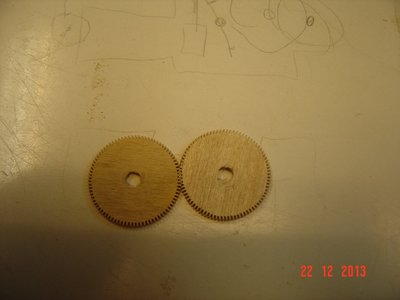 Ruedas dentadas hechas de madera