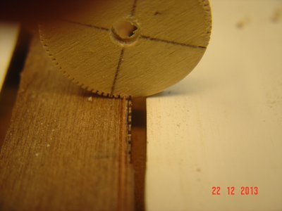 Hago el disco de madera con las medias que ha de tener el piñón, la primera ranura la hago con la sierra de mano, esta primera ranura la introduzco en la guía para hacer el primer corte con la circular, en este caso los dientes son de 0,4mm..