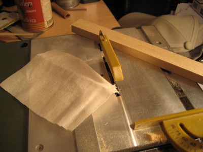 corto  esta madera de tilo para simular la carga de los sacos , uso la tela del velamen y a cortar...