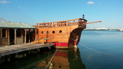 replica de falconete de 3 libras en frente de la PINTA