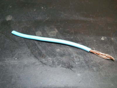 EL MATERIAL ES UN SIMPLE TROZO DE CABLE DE ELECTRICIDAD DE 3MM DEL CUAL VOY A USAR SUS FILAMENTOS DE COBRE.