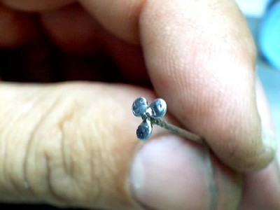 una vez estañado queda asi, al soldar se debe usar fundente para que el estaño se aplane bien.