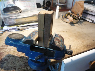 En el tornillo de banco apretamos la troqueladora. Se puede hacer también a martillo, pero es más fácil en el tornillo.