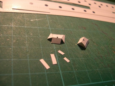 Montaje de piezas sin pestañas. Las realizo de papel lo mas fino posible y por la parte posterior.