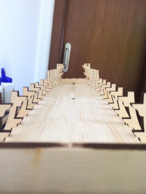 Forrado segunda cubierta completado. Siguiente paso, pequeño lijado, simular claveteado, y algo de barnizado para empezar con el forrado del casco.