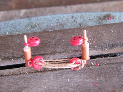 Para colocar los cabos en las vigotas más pequeñas, me hecho este &quot;invento&quot; las colocaré en las cofas ya con sus cabos puestos. Luego les pondré los obenques.