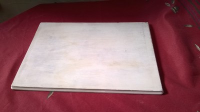 LA TAPA ES DE 55CM x 36CM x 2CM. CREO QUE ES UNA MOLDURA COMO CERCO Y DOS PLANCHAS DE CHAPON ARRIBA Y ABAJO.