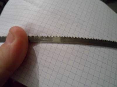 Decir también que en el ultimo paso después de pasar la sierra de cinta por la muela para rebajar el grosor y que se quede plana a nivel y cuando pase por los volantes no tenga saltos, también es conveniente, por mi experiencia es tallar un poco los dientes que están en el punto de la soldadura, pues así evitamos que corte no empuje (dientes tallados) y pase la sierra, perfectamente, no nos quedaran lo dos o tres que conformemos o tallemos, como de fabrica pero el corte se mucho mejor. Dejo algunos ejemplos de una hoja de sierra para verlo.