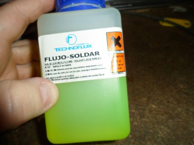 Decir también que existen fluidos de soldar para soldadura dura, hace que corran en mayor medida, son compuestos, que derivan a la plata extenderse como lo pueda hacer el estaño en el caso de la soldadura blanda (flux de soldar).